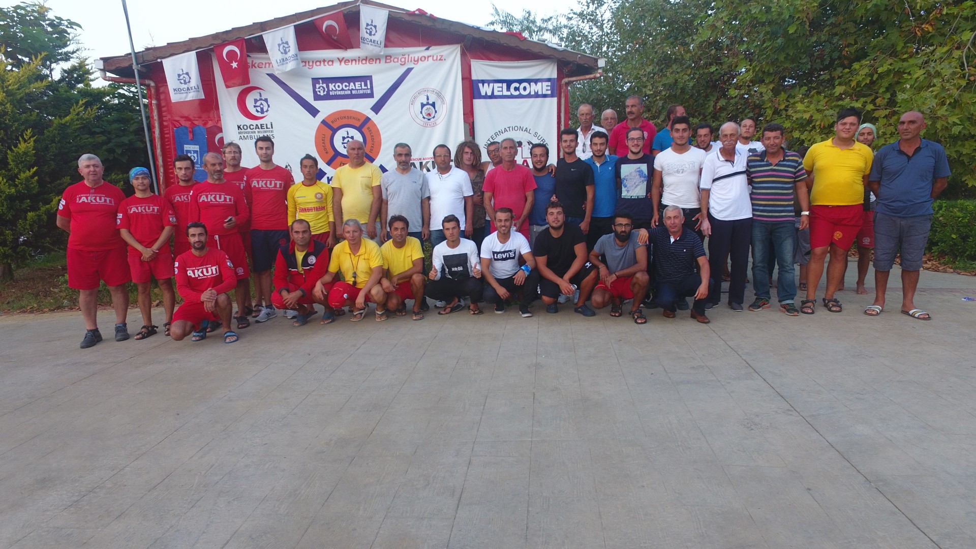 1230 kişinin  hayatını kurtardılar