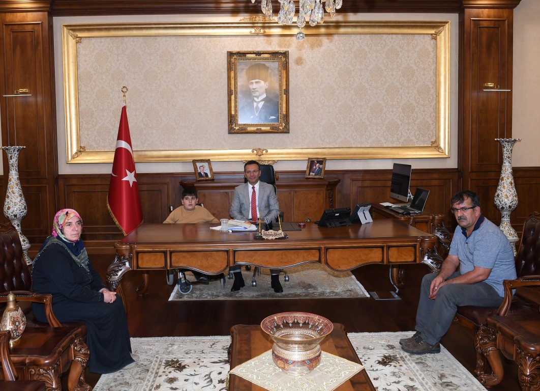 Bedensel engelli Muhammed Vali  Aksoy’u ziyaret etti