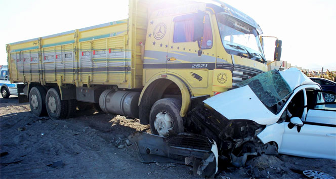 Kamyon ile otomobil çarpıştı