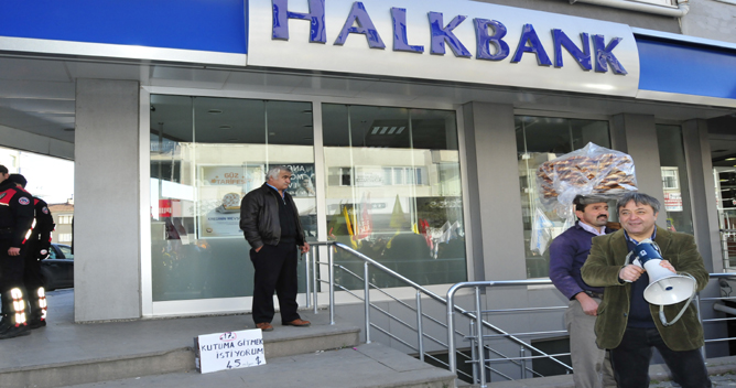 Halka bankasının önüne ayakkabı kutusu