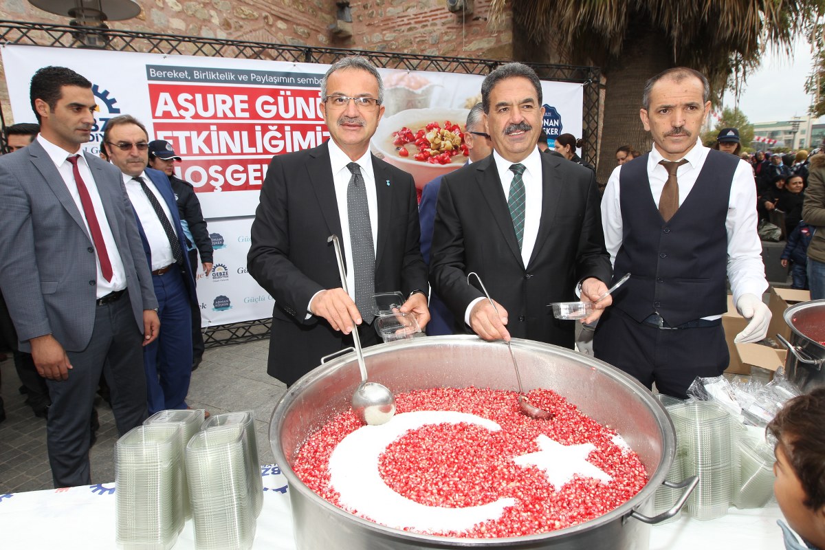 Kent Meydanında aşure dağıtıldı