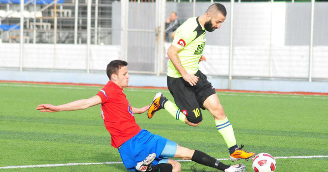 İdris sazı eline aldı