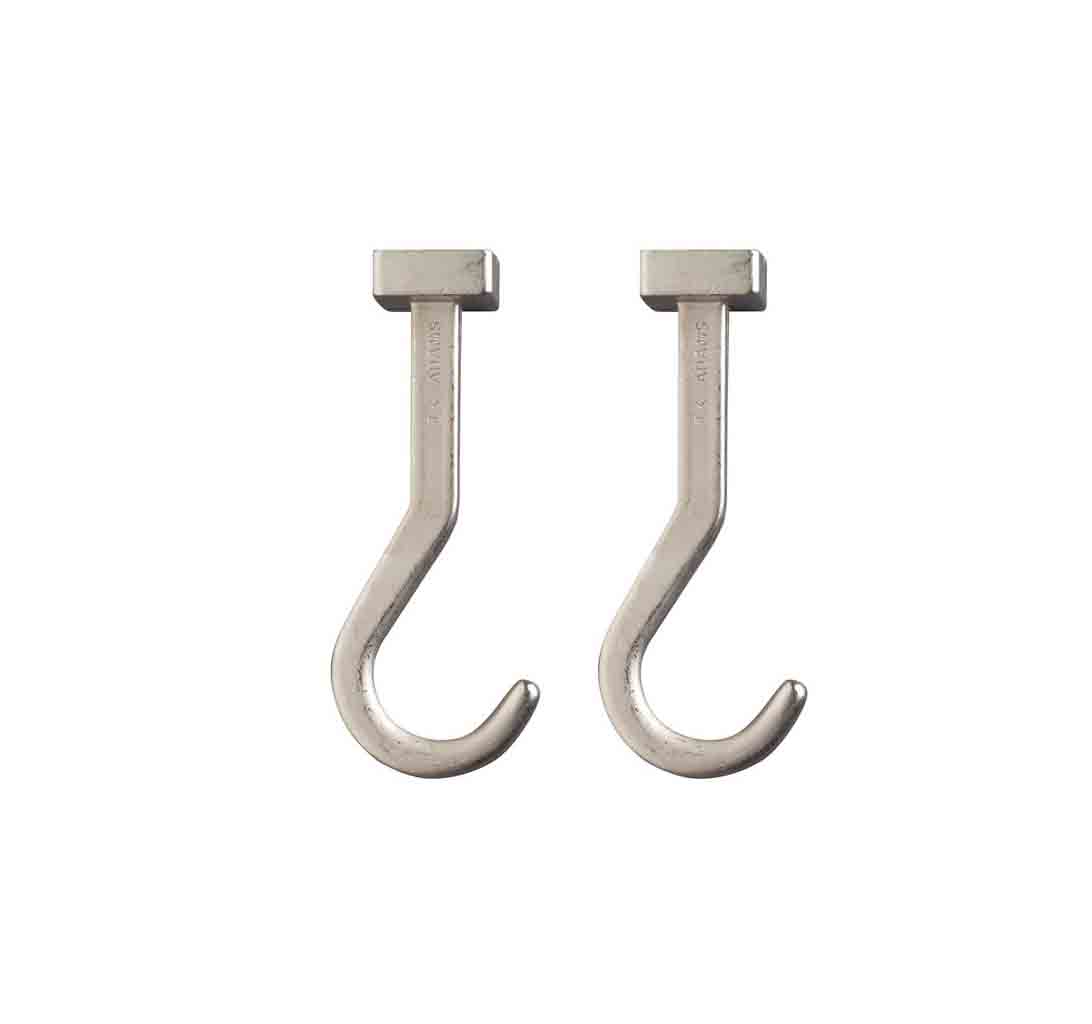 Öğrencinin kafasına kanca saplandı