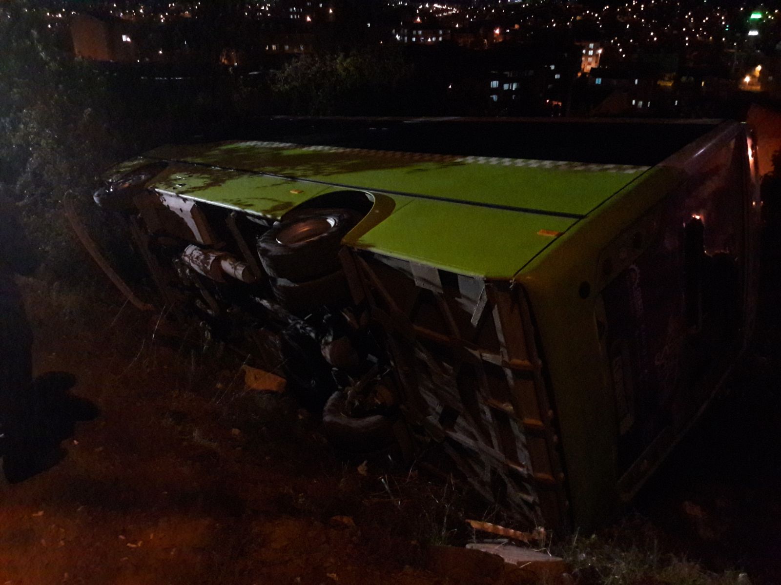 Otobüsü düz yolda devirdi!