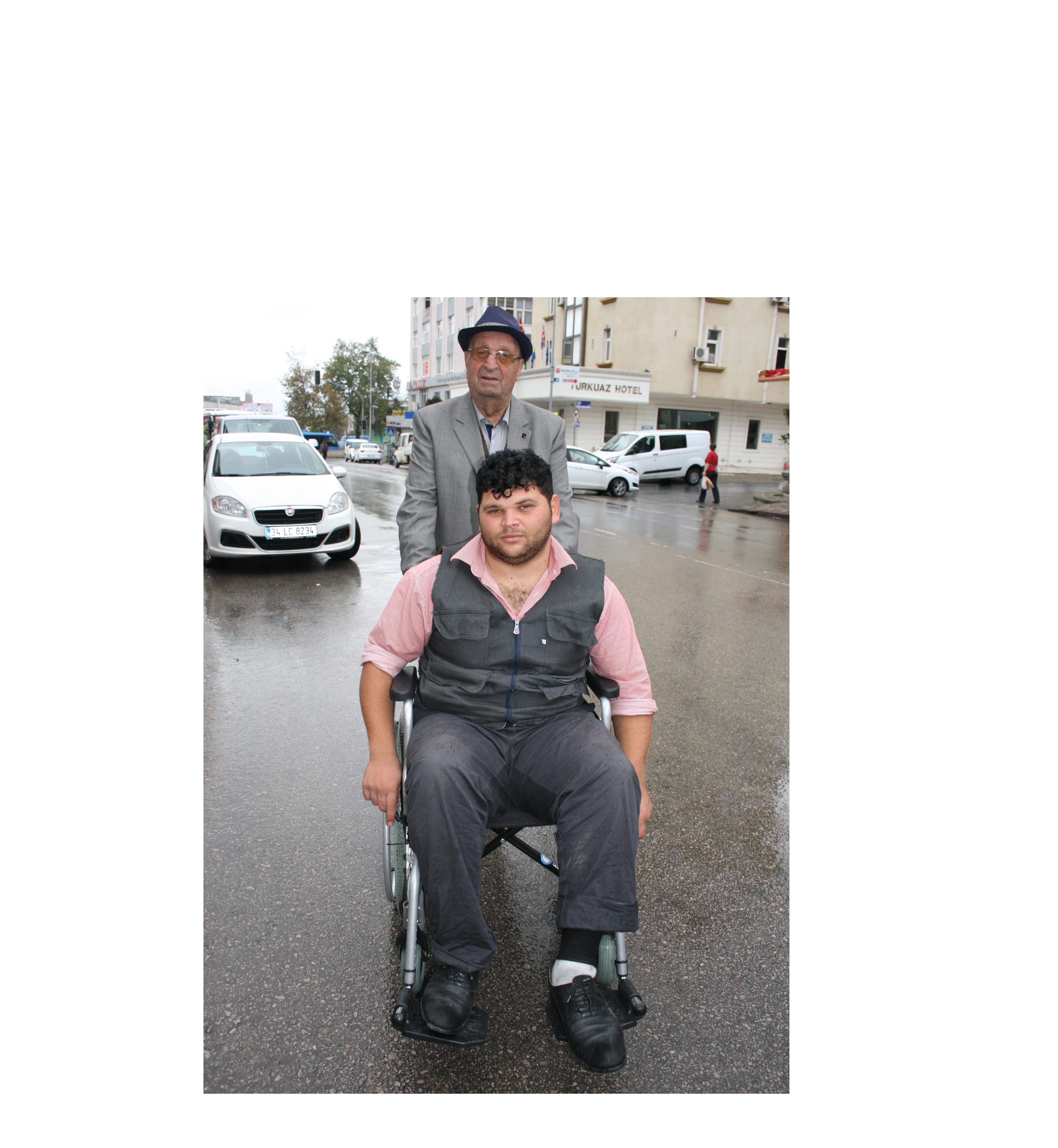 Muzaffer Altıntaş’tan engelli gence baba şefkati!