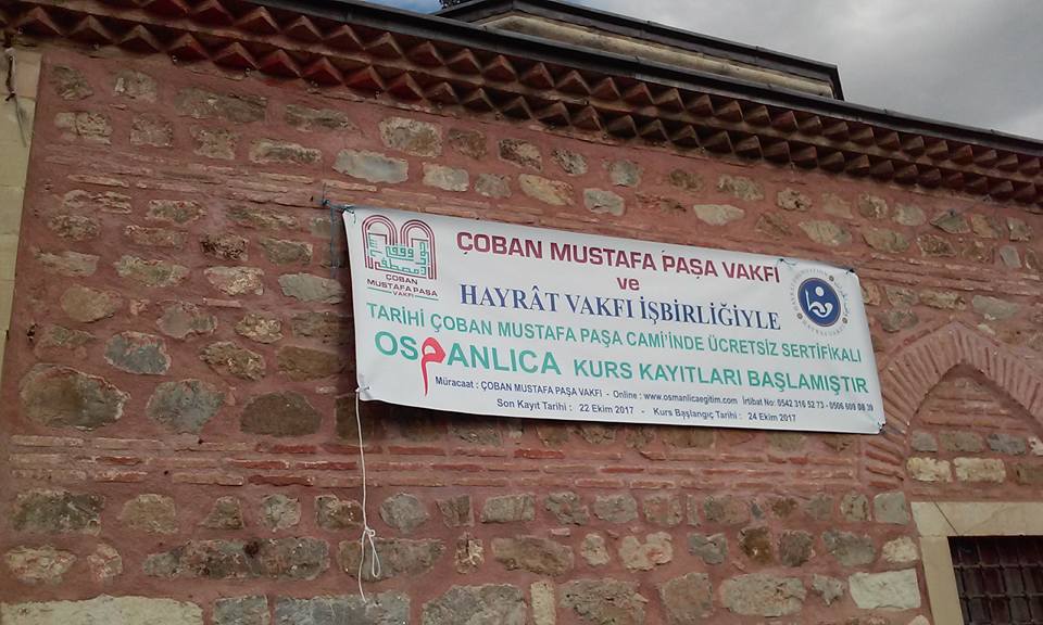 Cami duvarına afiş astılar!