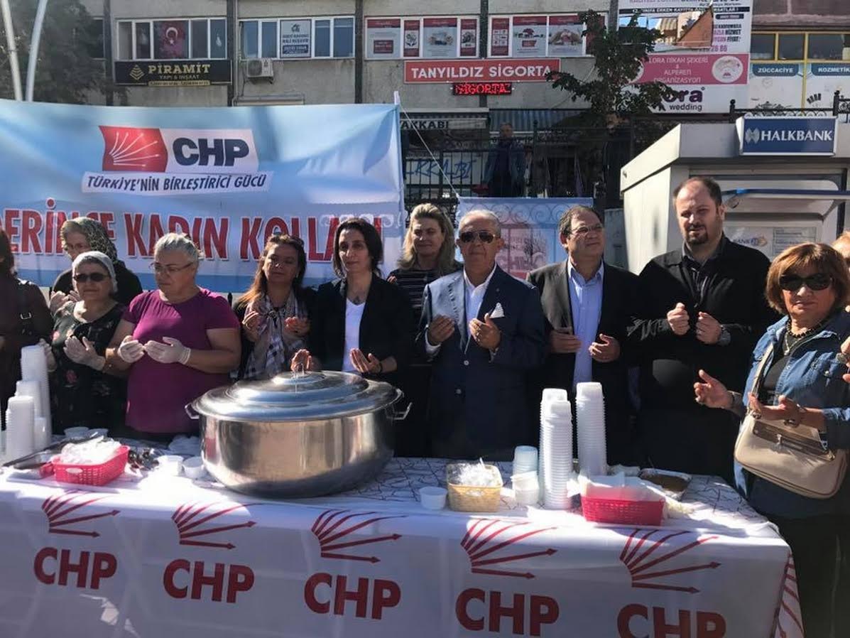 CHP’li kadınlar 2 bin kişilik aşure dağıttı