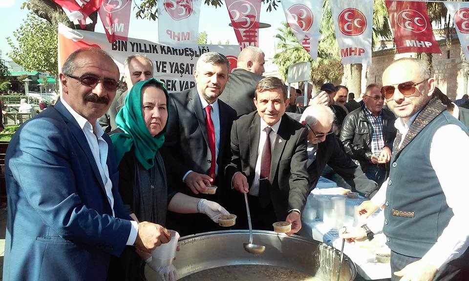 MHP’liler aşure dağıttı
