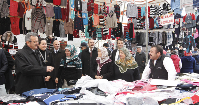 Köşker pazartesi pazarını dolaştı