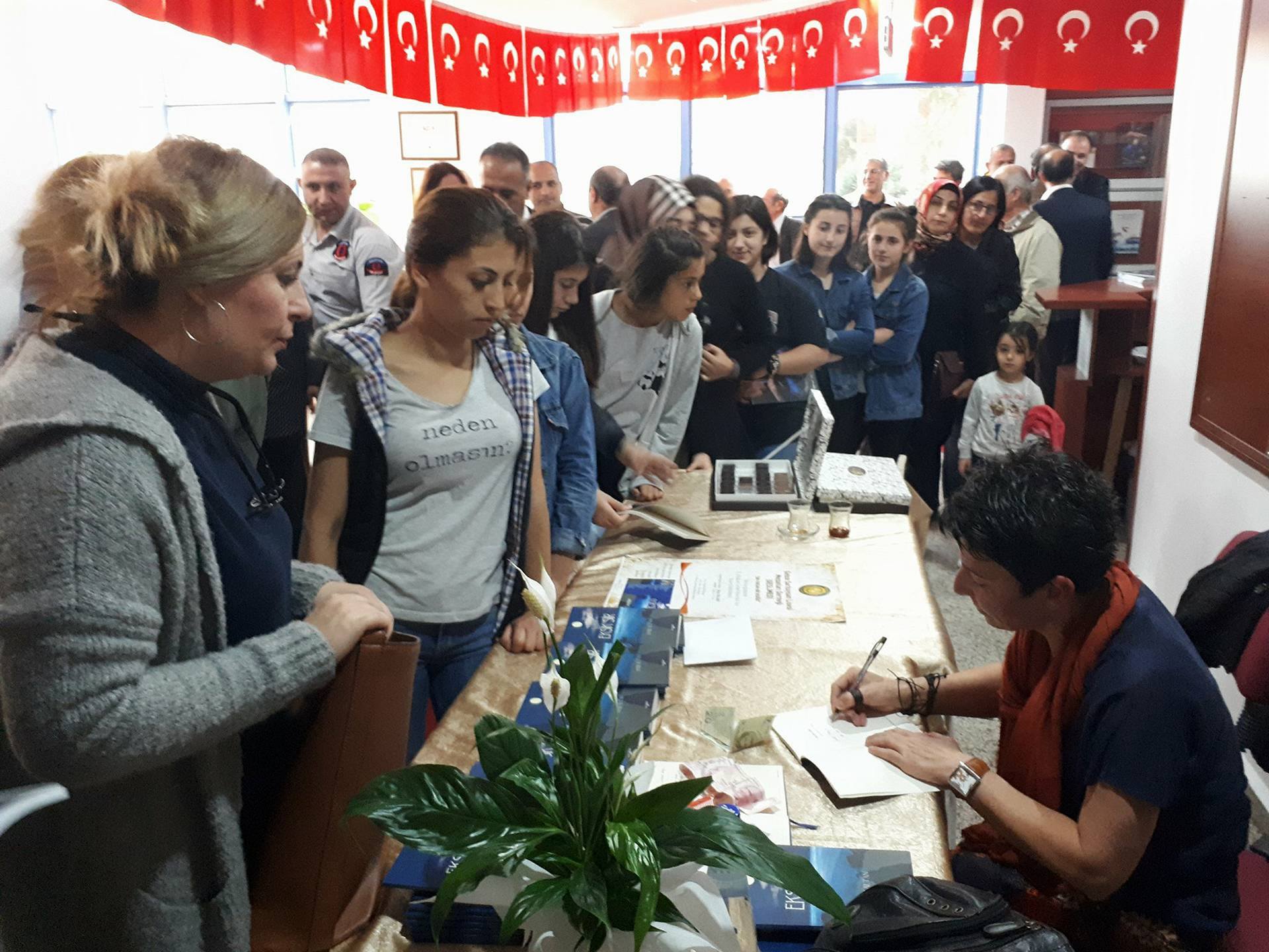 Ayşe Altan yeni kitabını imzaladı