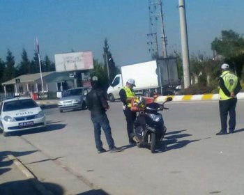 Motosiklet sürücülerine ceza kesildi