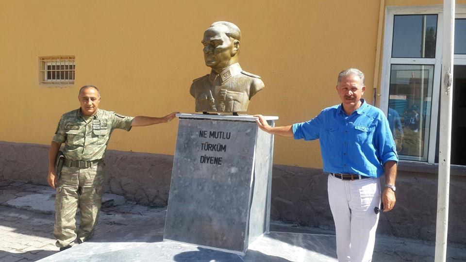 Atatürk büstlerine bakım onarım yaptırdı