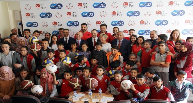 Milli sporculardan, öğrencilere malzeme jesti