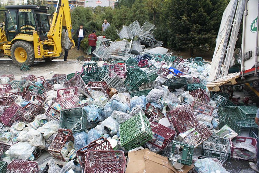 Ayran TIR’ı yola devrildi