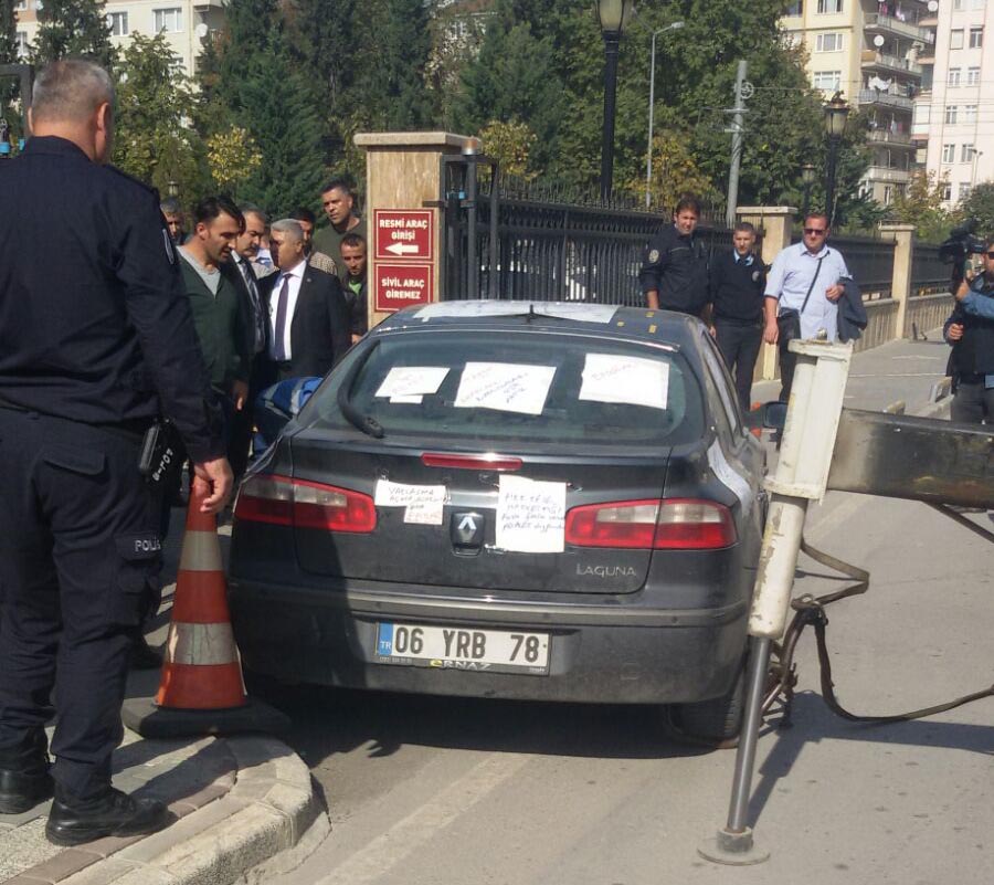 Doktor, Valiliğin önünde protestoda bulundu