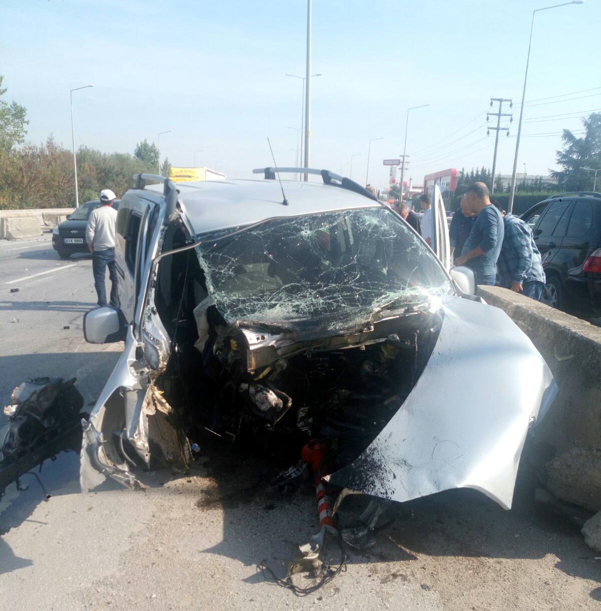 Bariyerlere çarpar araç sürücüsü yaralandı