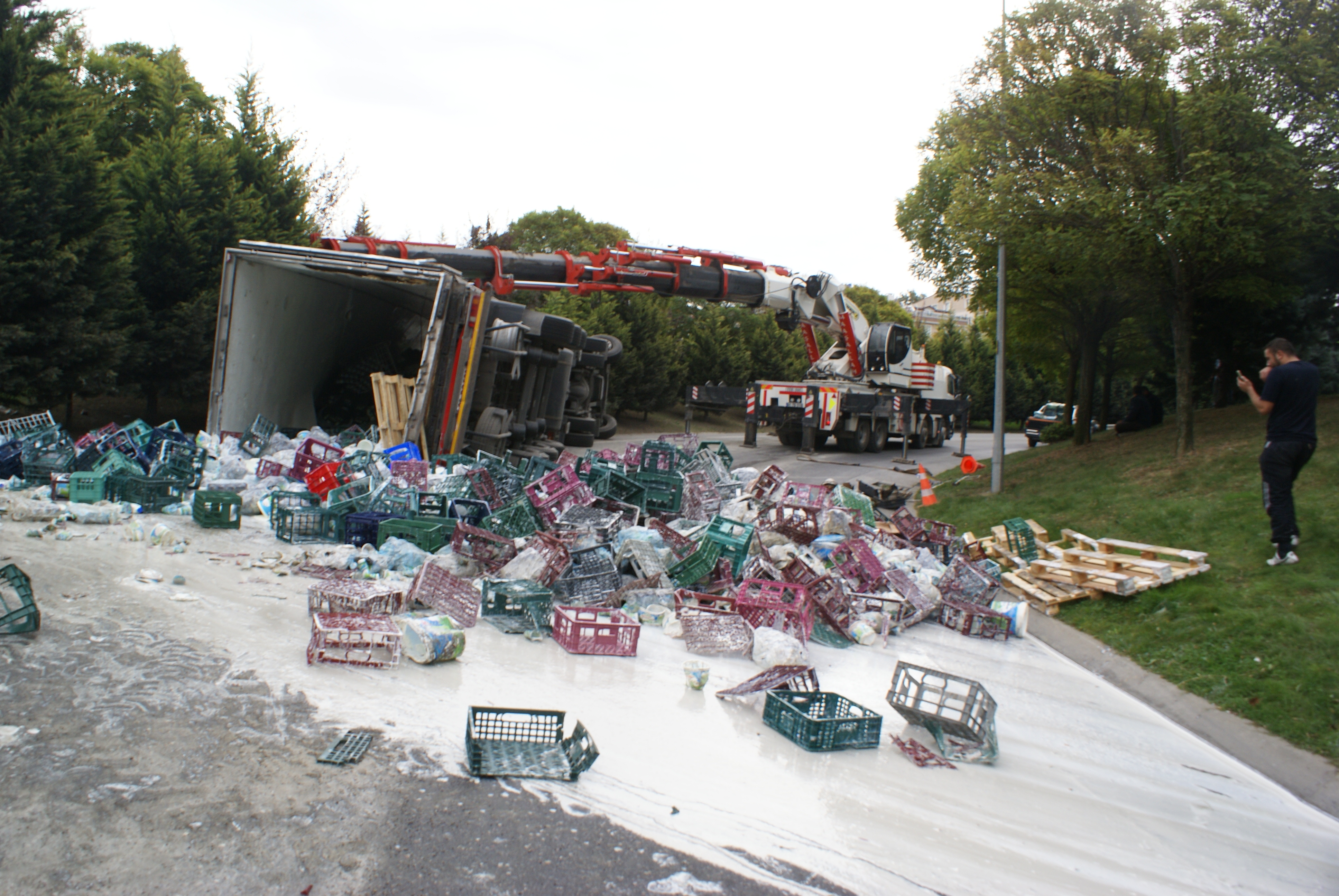 Ayran TIR’ı yola devrildi