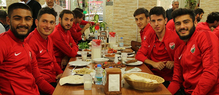 GENÇLERE MORAL YEMEĞİ