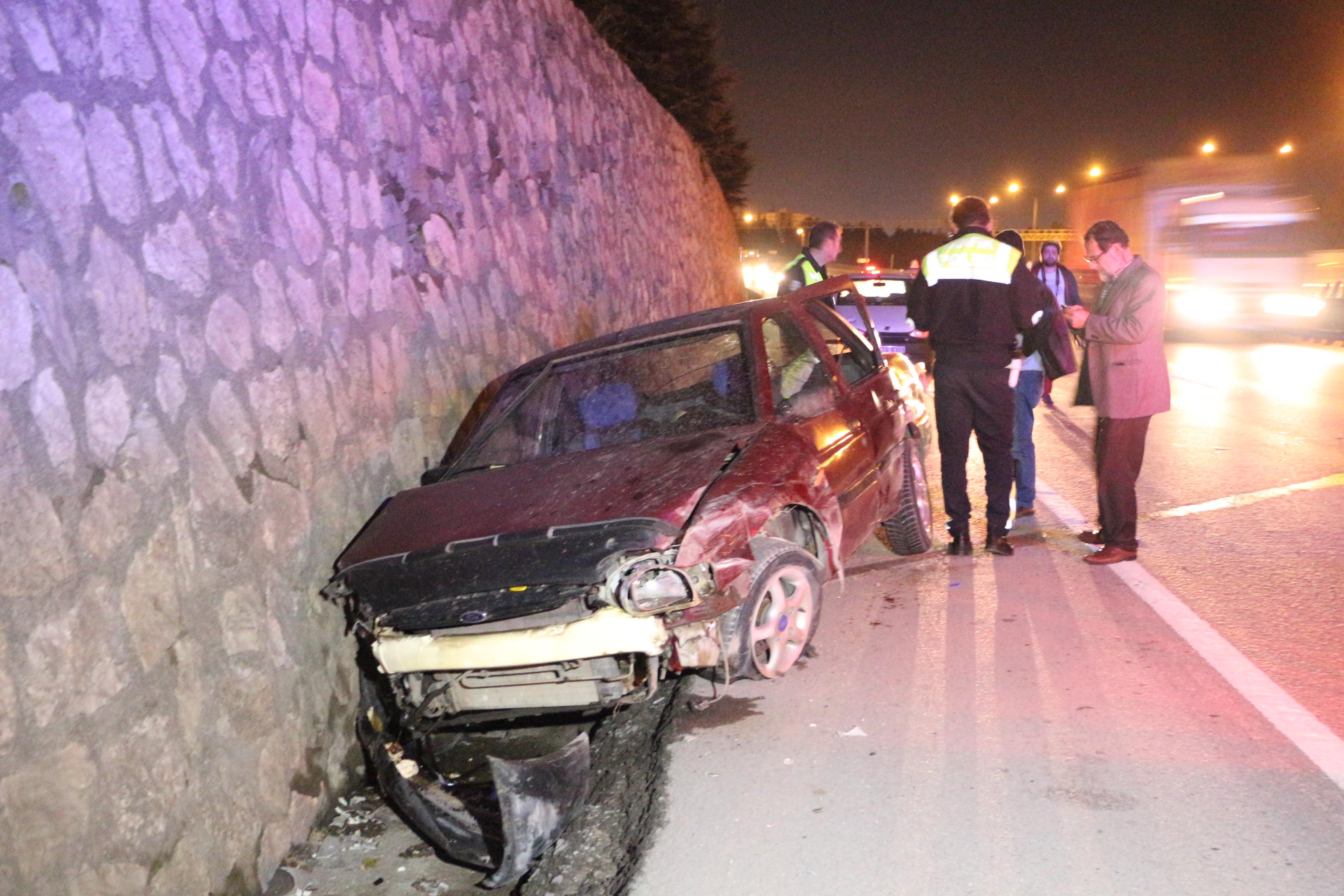 Otomobil duvara çarptı: 3 yaralı