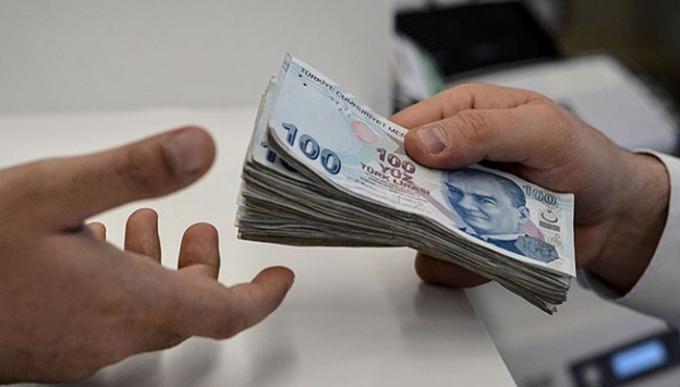 İşçiler belediyeyi bastı