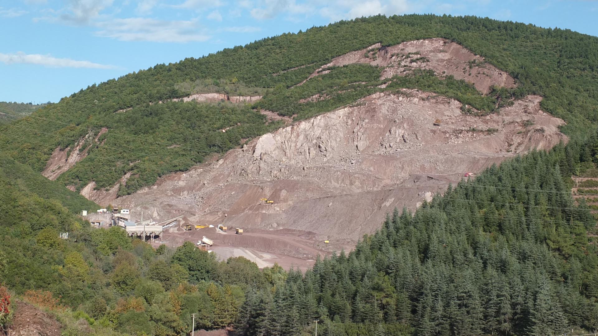 Taş ocağında toprak kayması