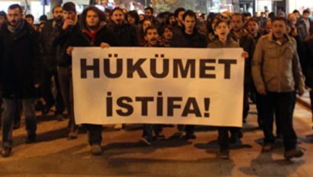 Halk hükümeti istifaya çağırdı