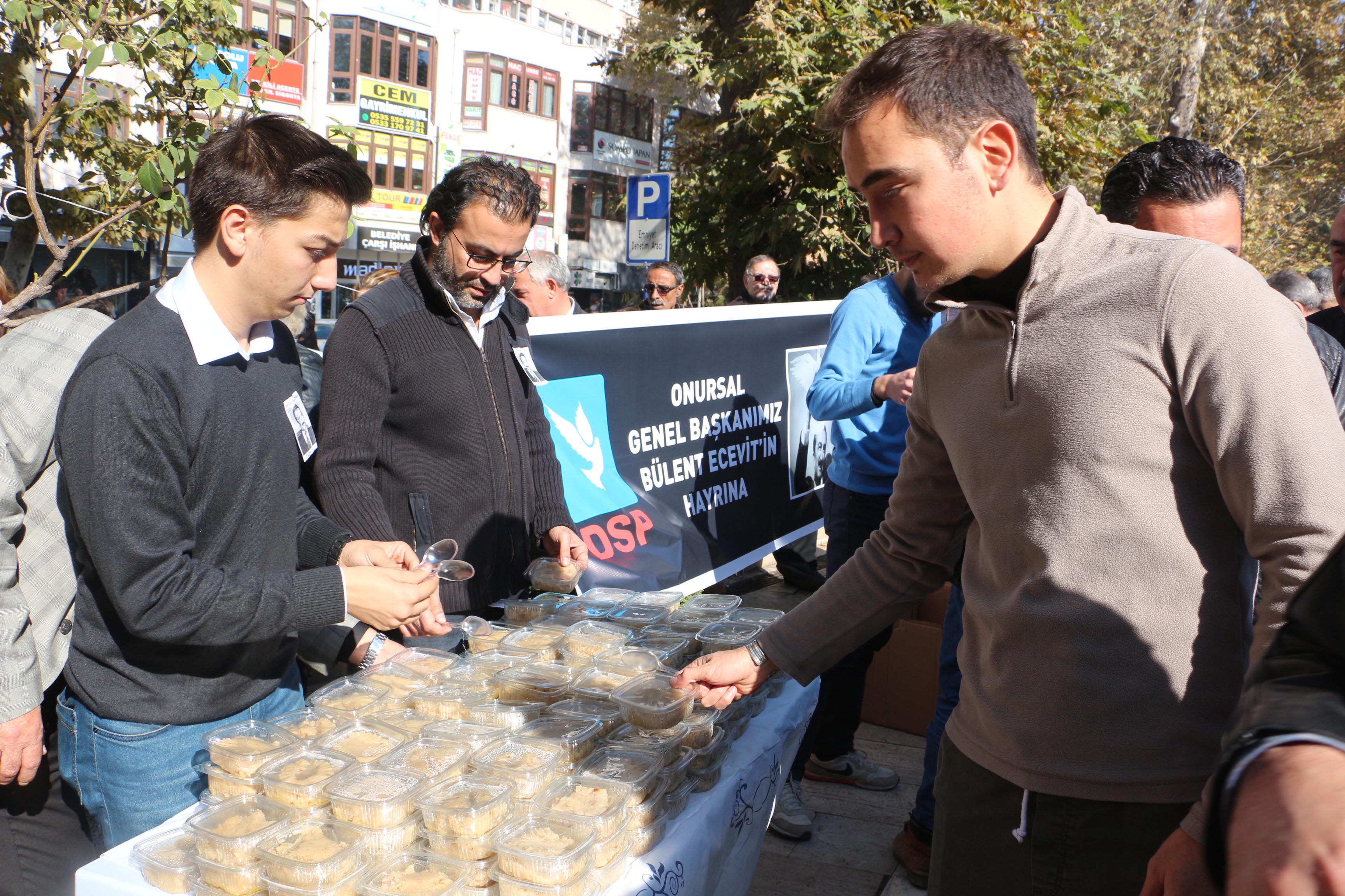 Bülent Ecevit anısına helva dağıtıldı