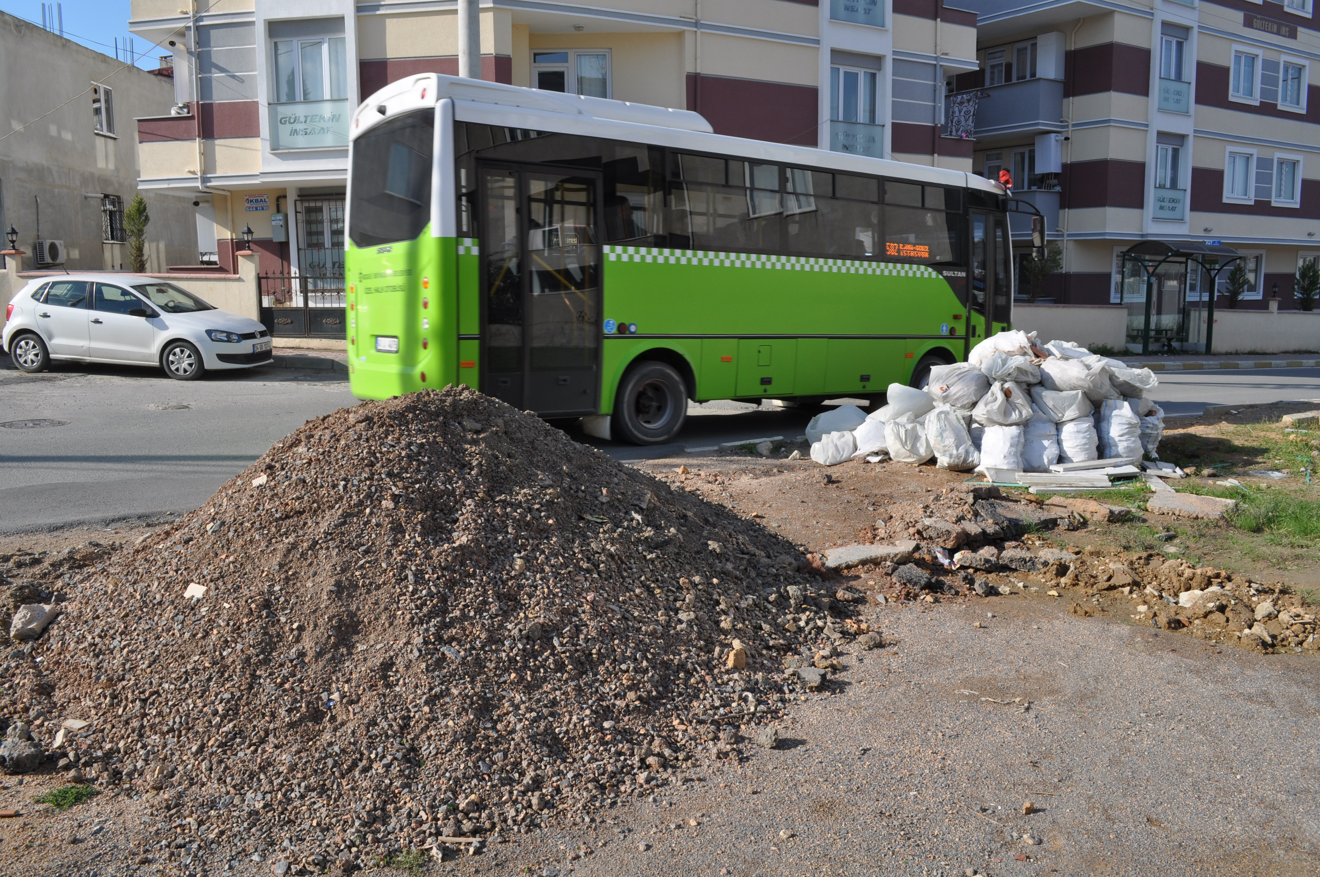 Cadde moloz döküm alanı gibi