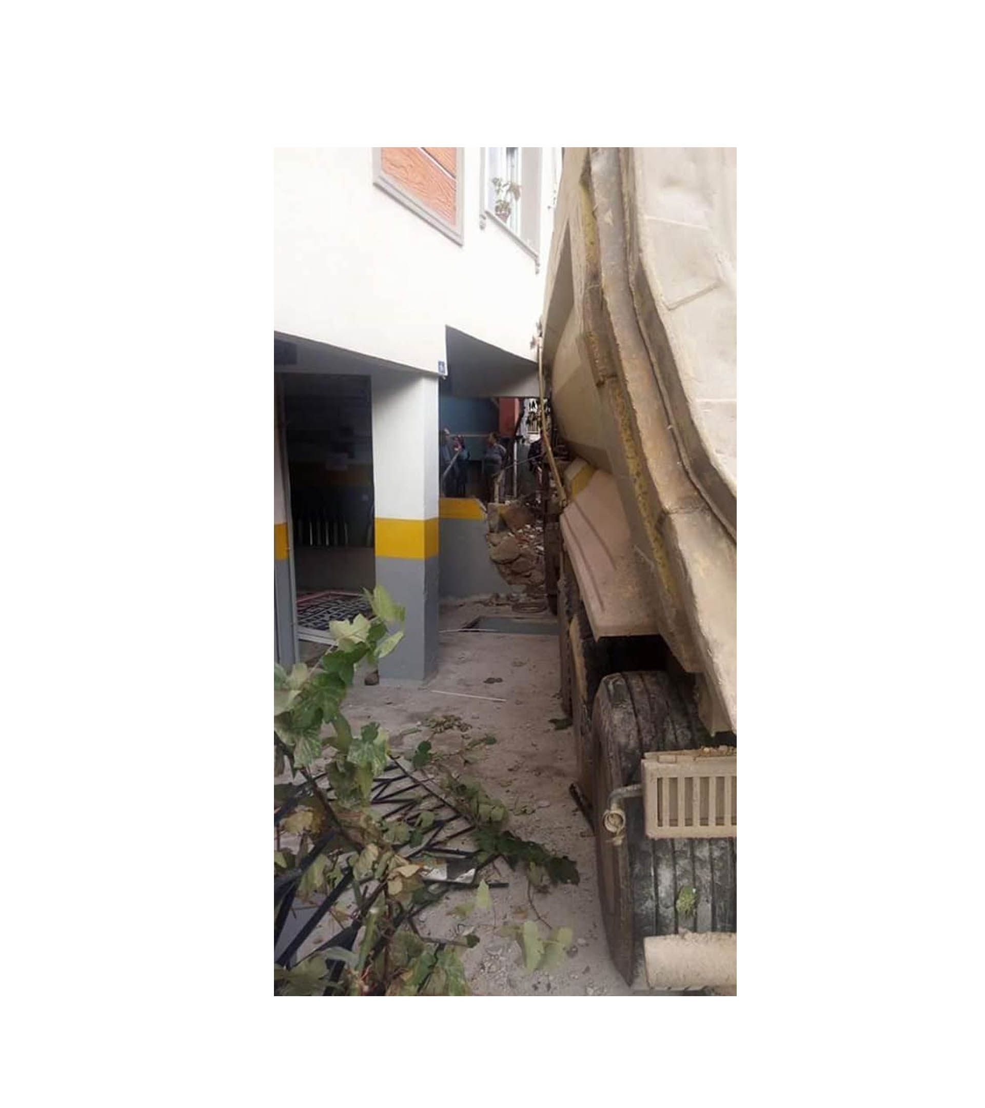 İnönü Mahallesi’nde kamyon eve girdi