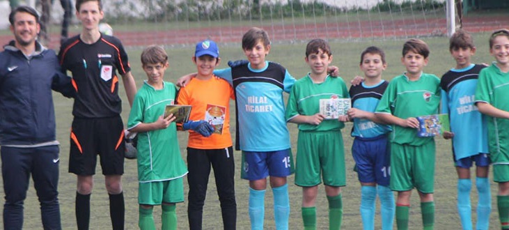 SAHAYA KİTAPLA ÇIKTILAR