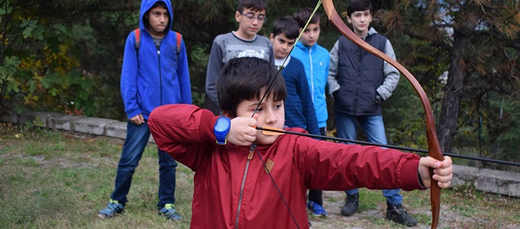 İzcilere okçuluk eğitimi