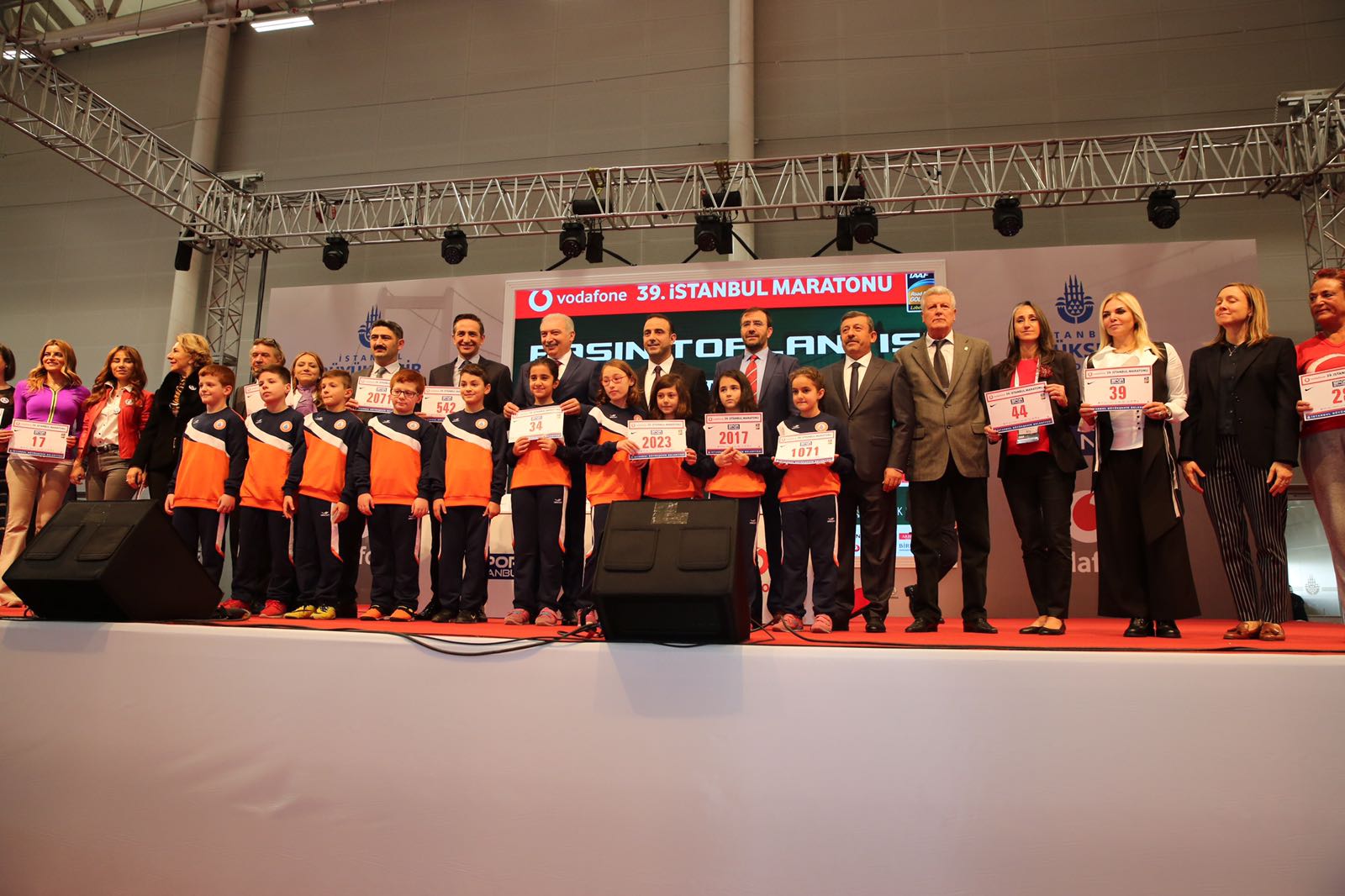 DARICA STANDI İSTANBUL MARATONU’NDA GÖZ DOLDURDU