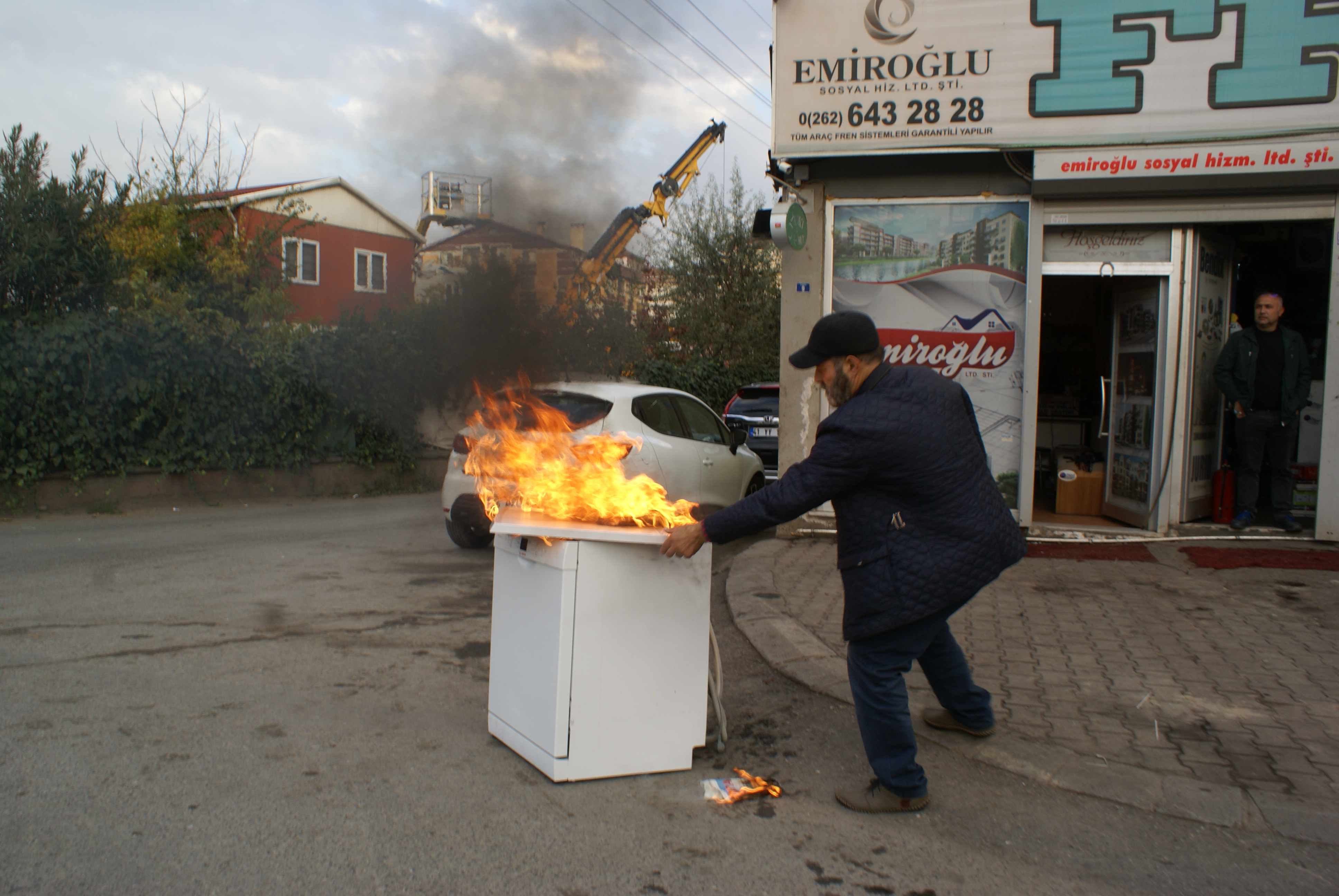Servise kızdı makineyi yaktı