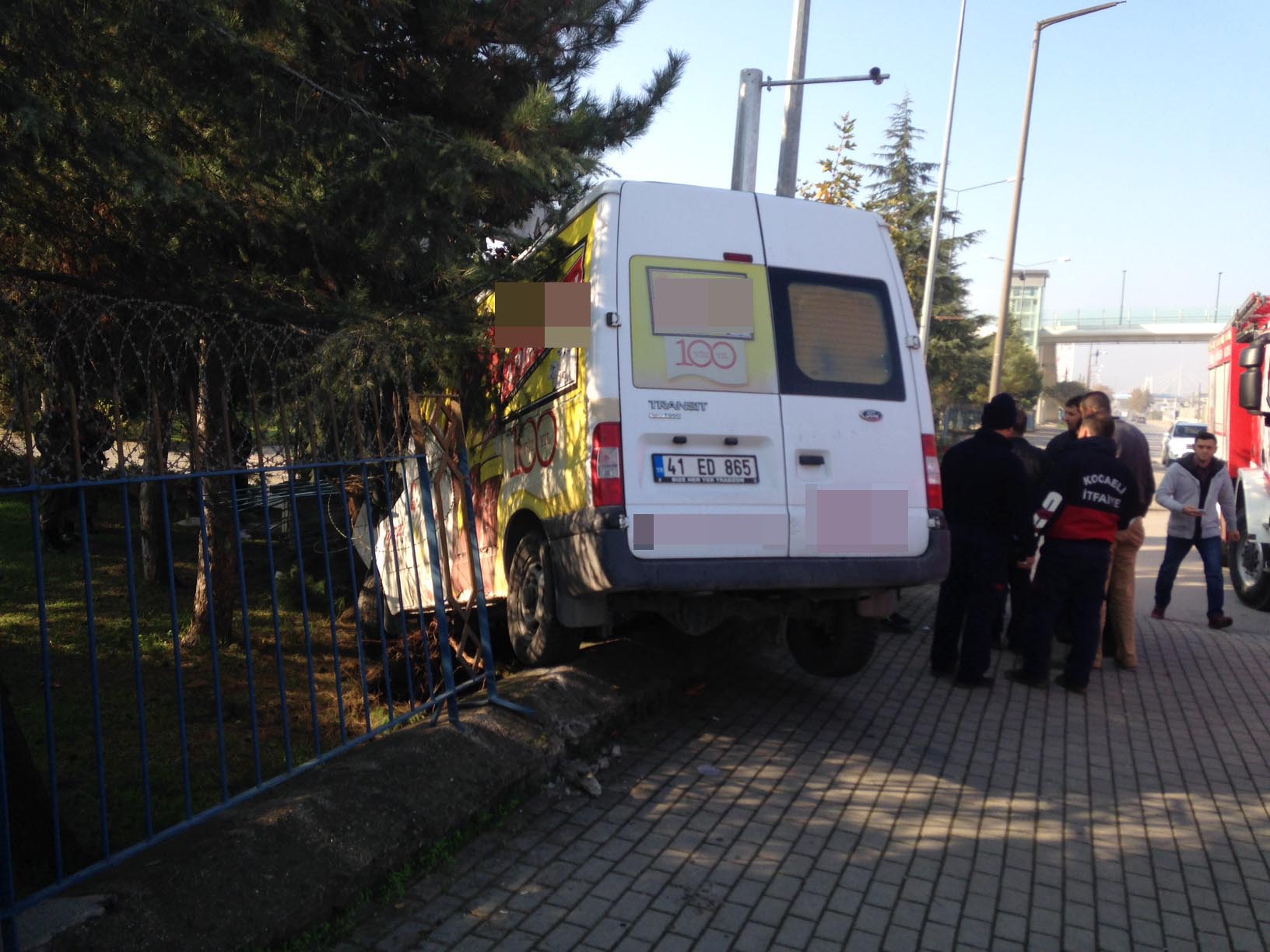 Minibüs  Jandarma  komutanlığı bahçesine girdi