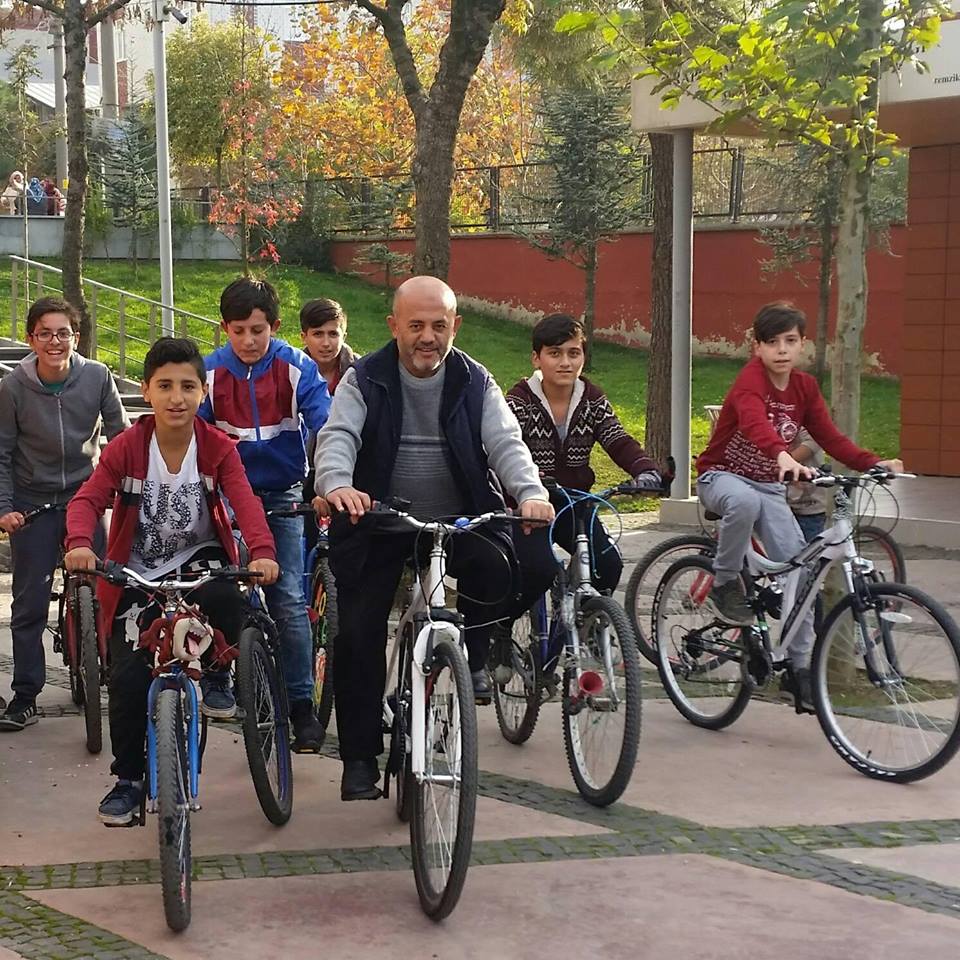 Gençlerle bisiklet turu yaptı