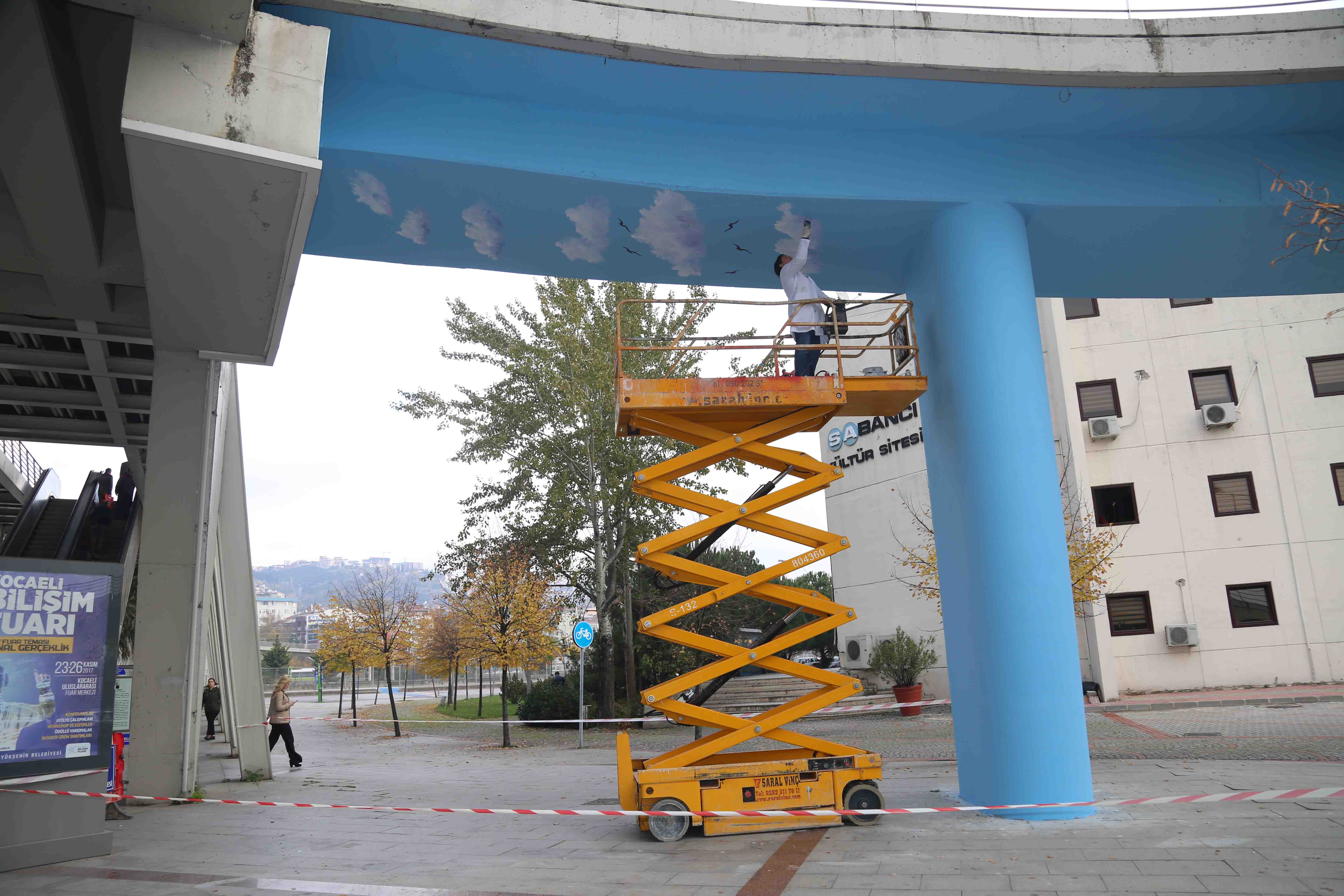 Üst geçitler renkleniyor