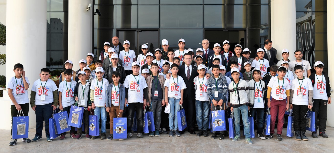 Ağrılı öğrenciler Vali Aksoy’u ziyaret etti