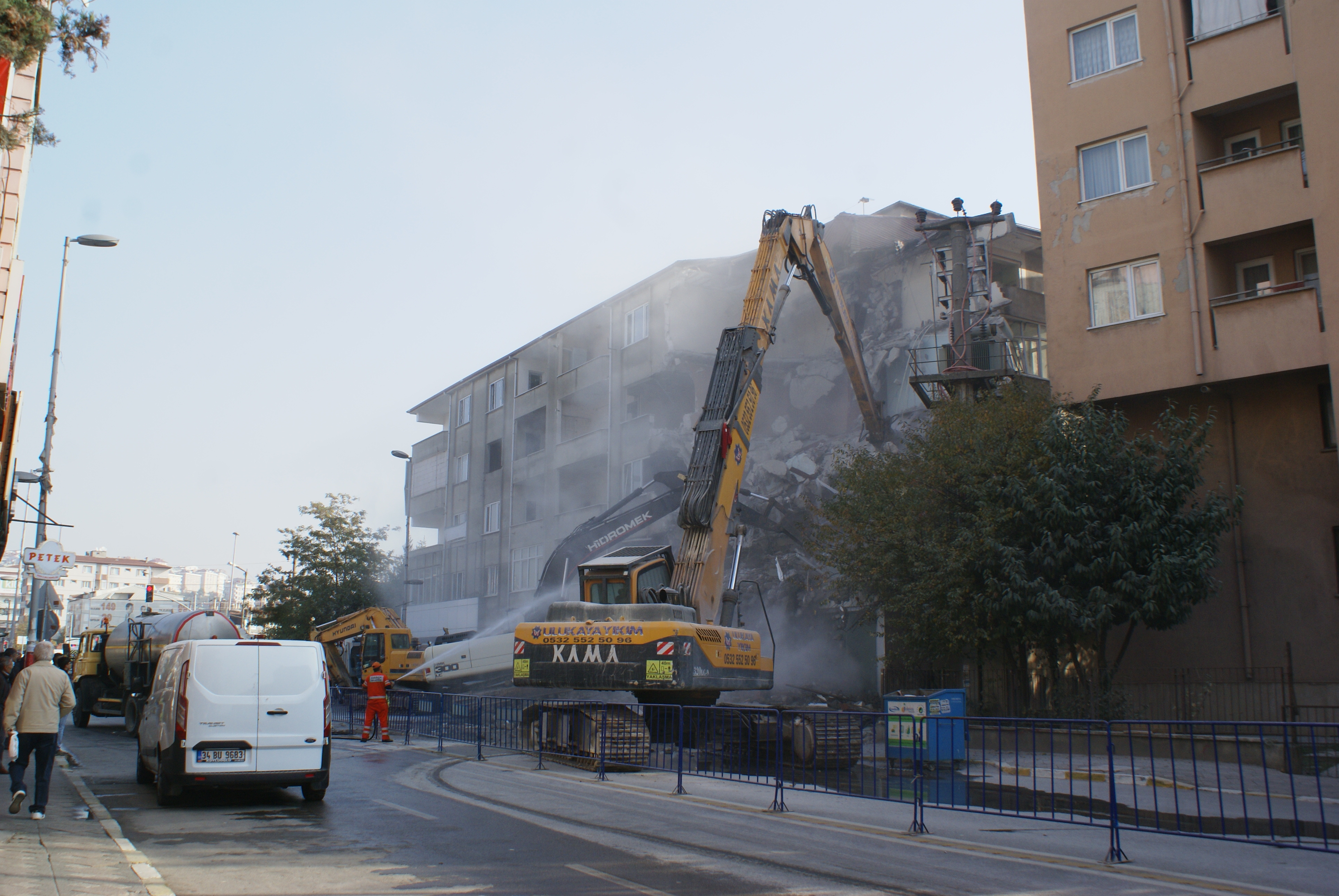 Oturdukları binayı yıktırdılar