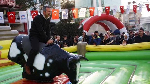 MEYDANI ŞENLİK ALANINA ÇEVİRDİ