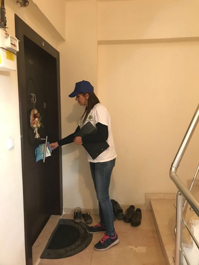 Vatandaşlara geri dönüşümü anlatıyorlar