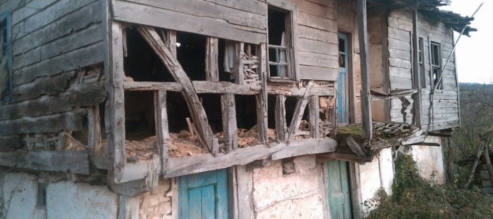 Ahatlının eski ahşap evleri