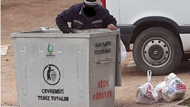 Vatandaş çöpten ekmek topluyor