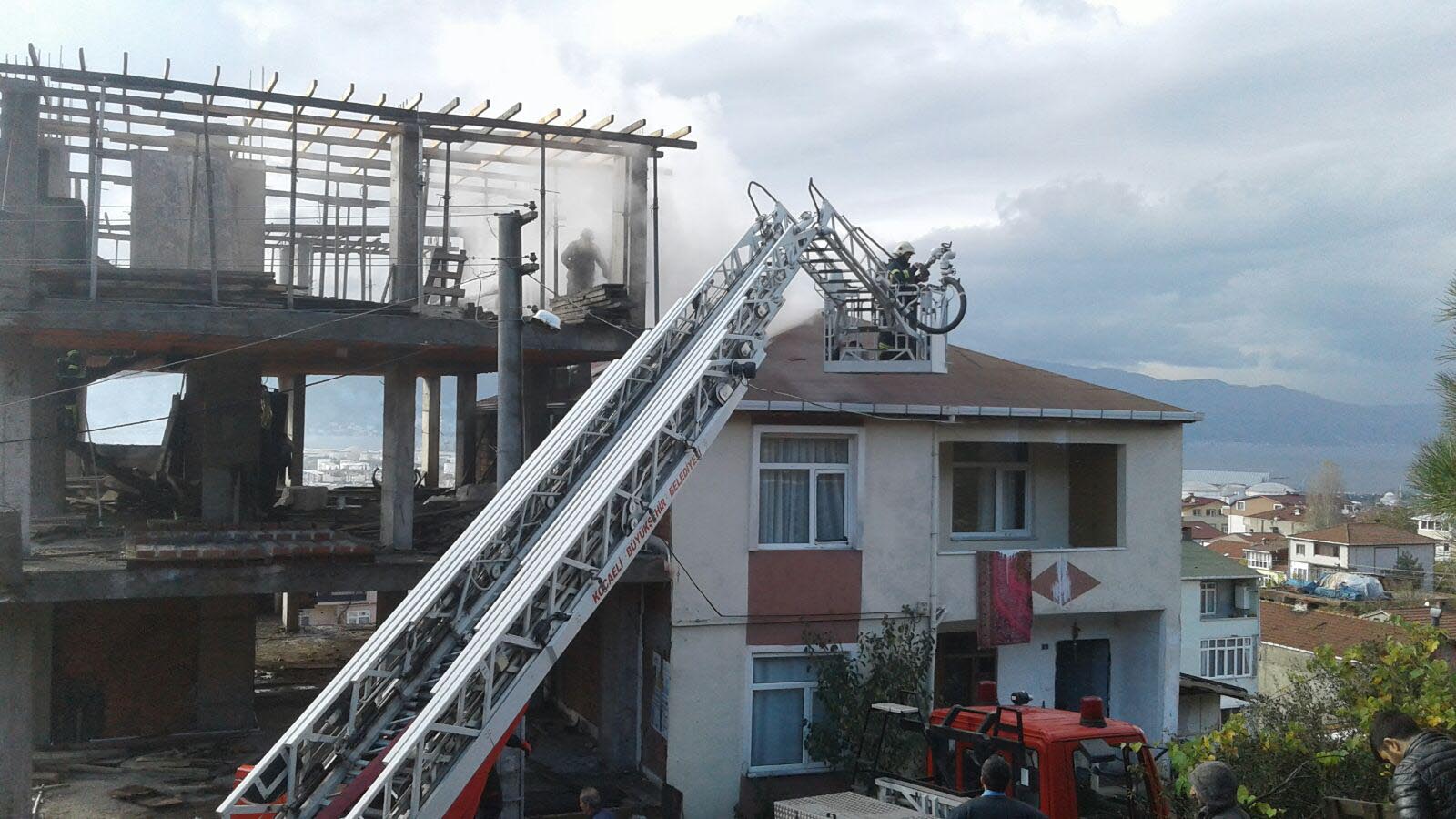 Onarmak istediği çatıyı yaktı!