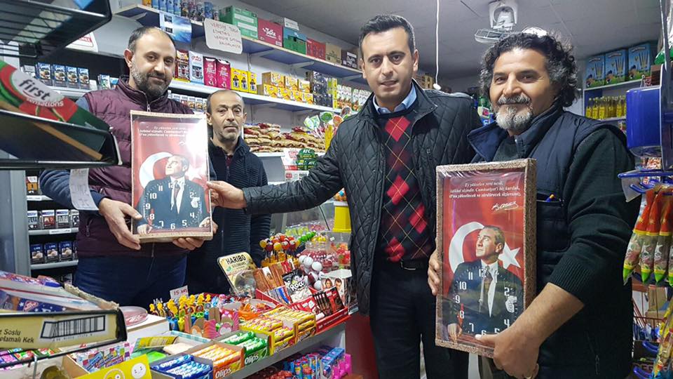 Yakup Törk’ten esnafa Atatürk tablosu