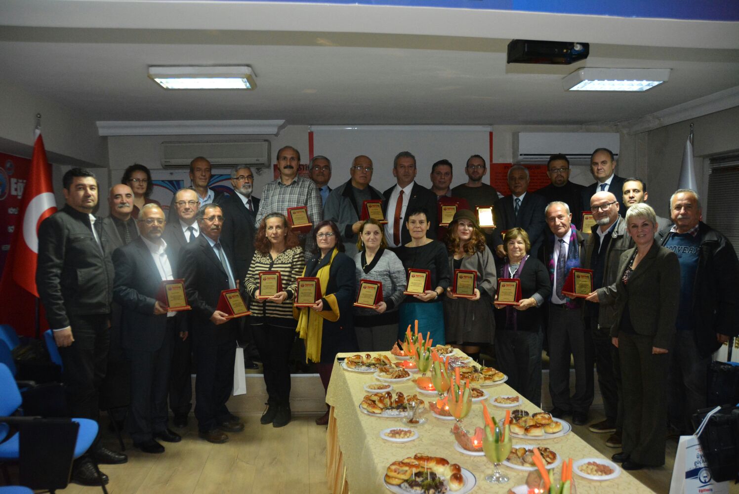 Eğitim İş’ten emekli olan üyelerine plaket