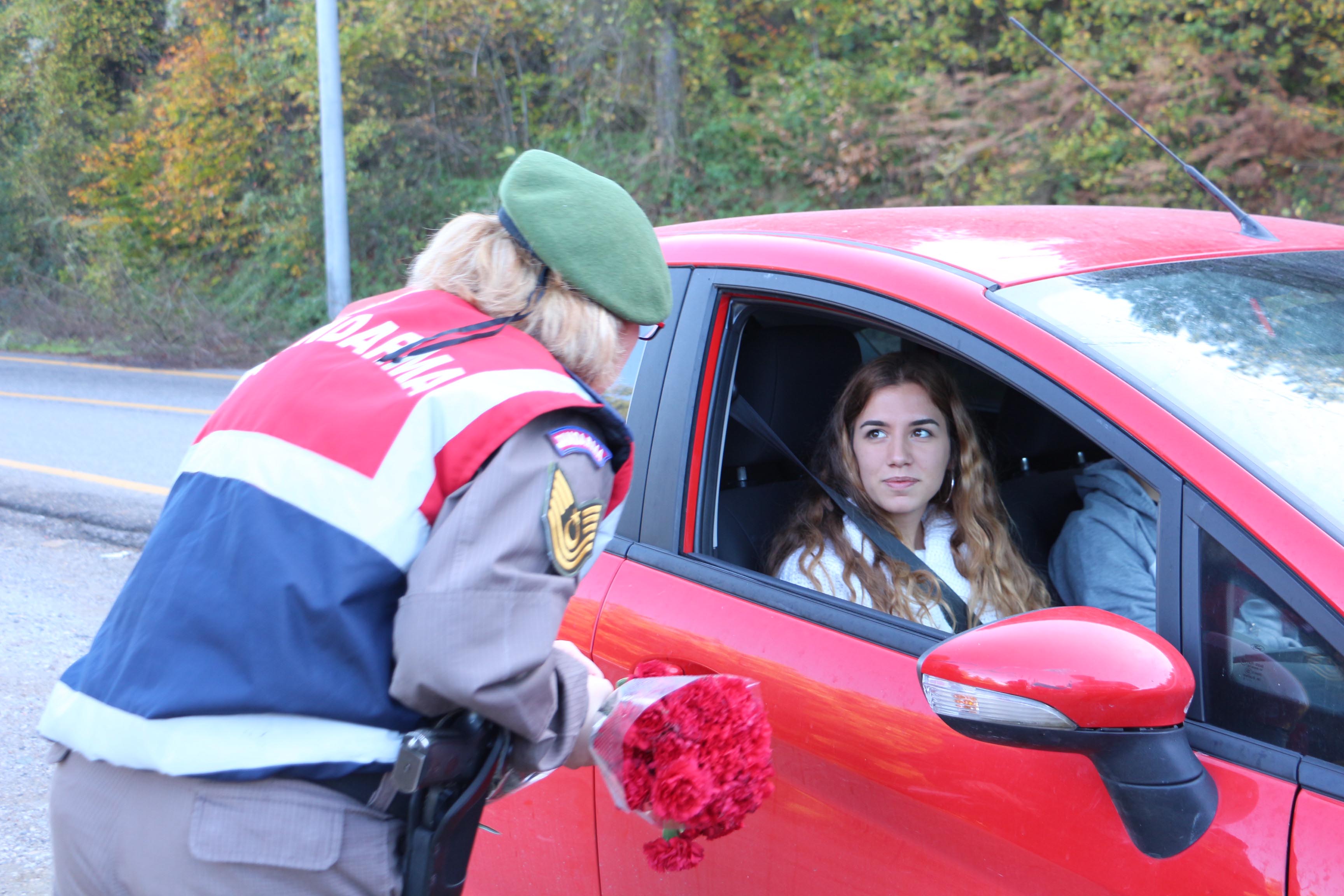 Jandarmadan kadınlara çiçek