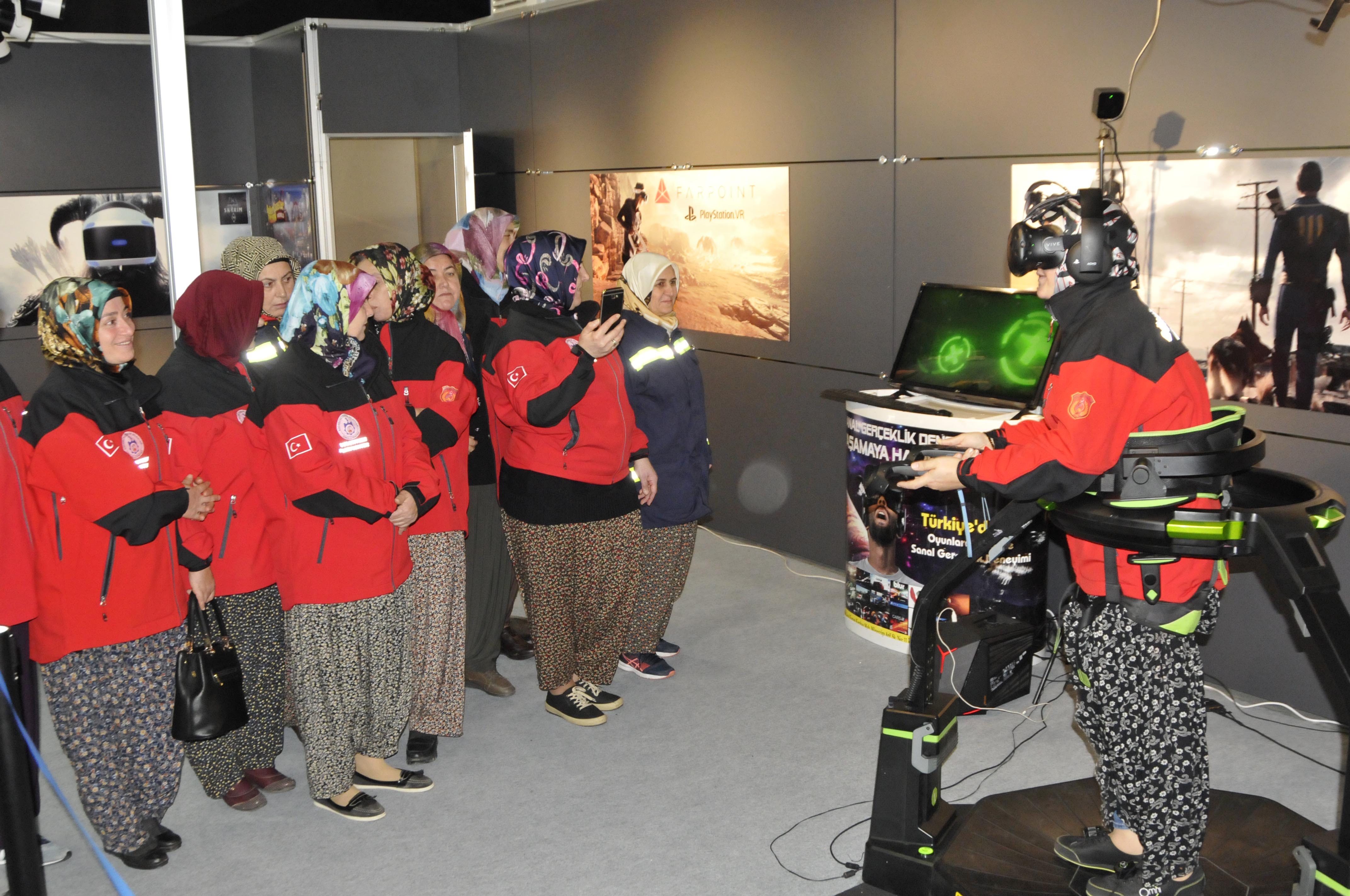 Şalvarlı itfaiyeciler Bilişim Fuarı'nda