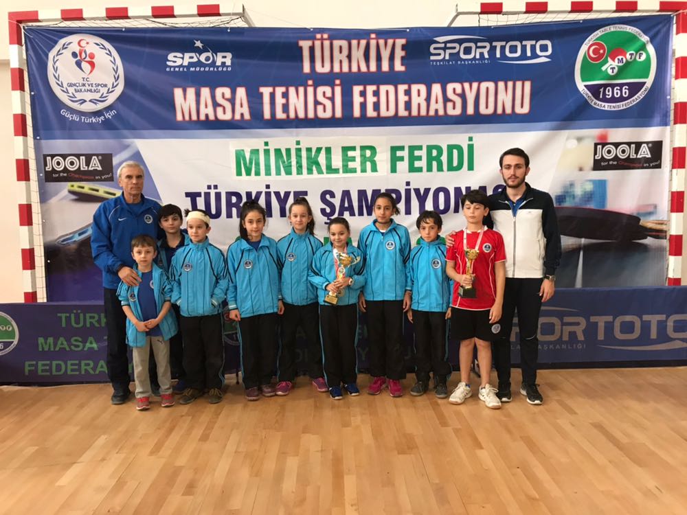 Minik masa tenisçilerden 2 derece