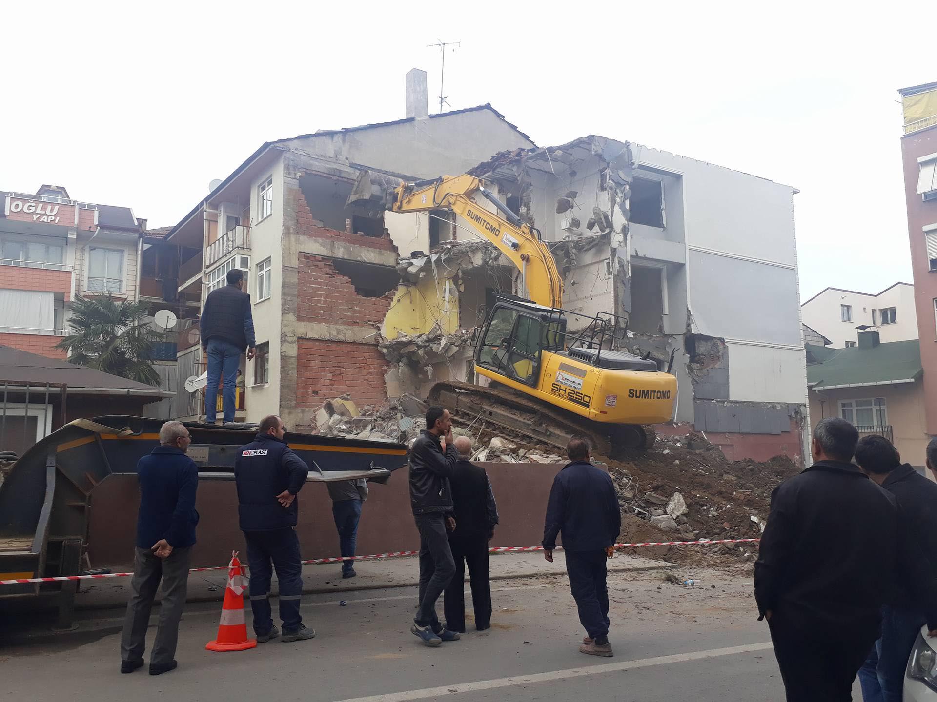 Kazayla başka binanın duvarını yıktı