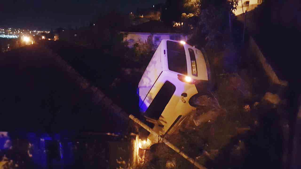 Araç, evin çatısına uçtu